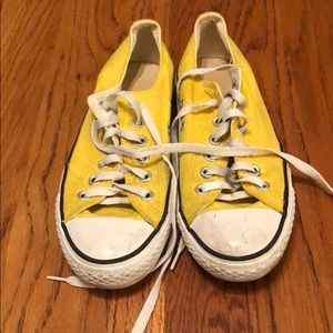 Converse in Yellow